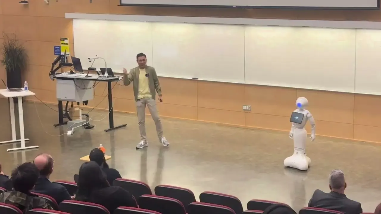 Teaching machine learning, with Pepper